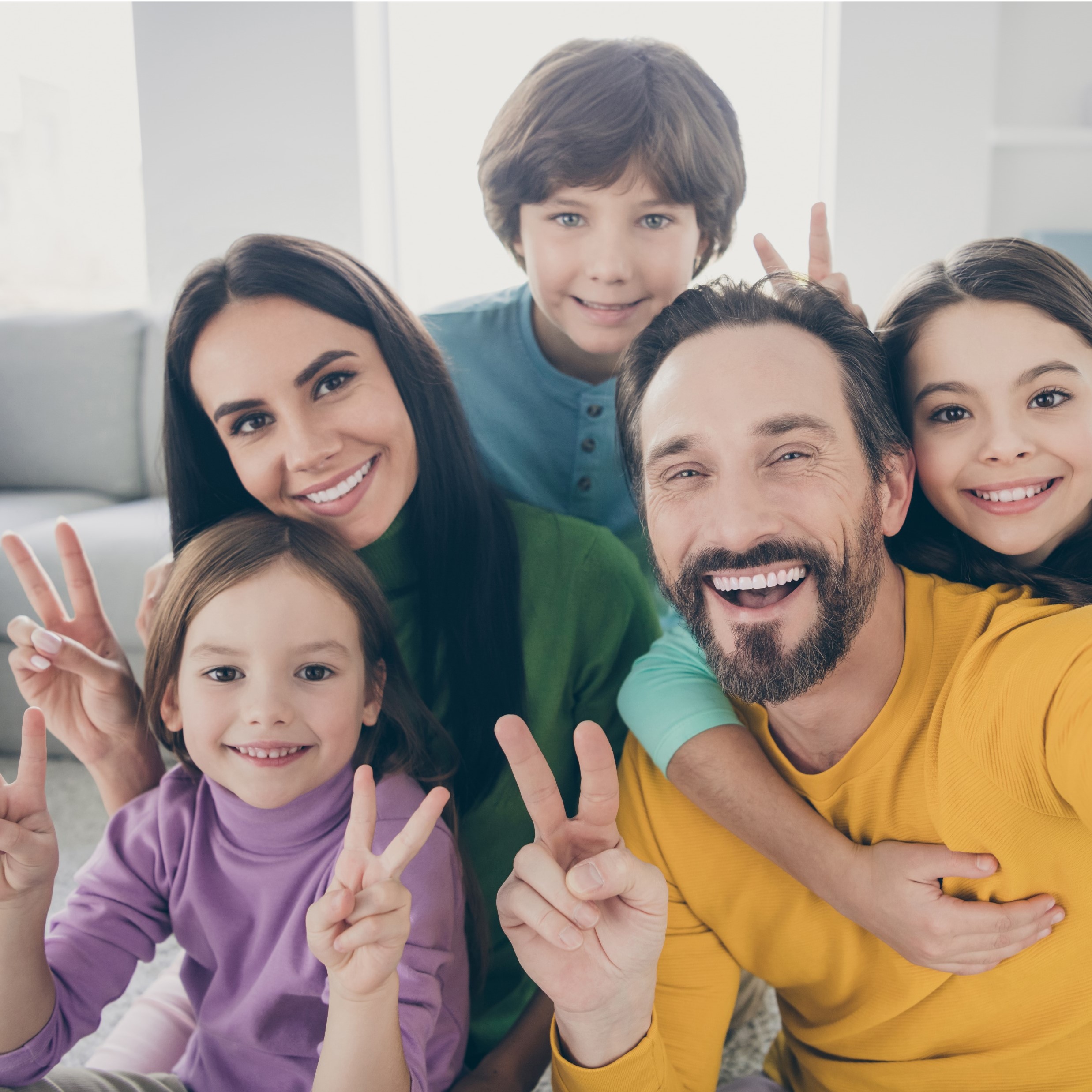 Una familia jugando a Tribu Familiar